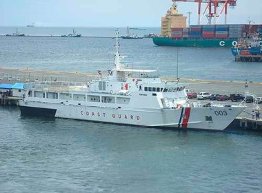 Tàu tuần tra bờ biển BRP Pampanga của Philippines đối mặt với 4 tàu Trung Quốc tại bãi cạn Scarborough hồi năm 2012