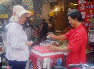 Sáng bán cà phê dạo, tối mặc đồ hiệu, đi SH