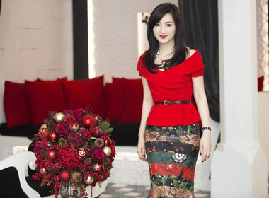 Hoa hậu Giáng My rực rỡ sắc đỏ chào đón giáng sinh