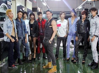 Vietnam’s Next Top Model: Dàn thí sinh tung hoành tại xưởng quần jeans