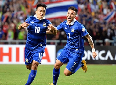 Thắng Malaysia 2-0, Thái Lan chạm một tay vào ngôi vô địch