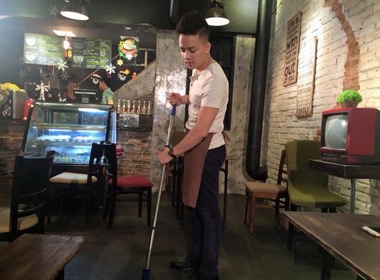 Cao Thái Sơn làm nhân viên phục vụ bar