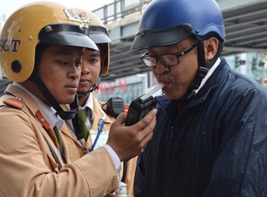 Nếu người vi phạm say quá, CSGT Hà Nội sẽ đưa về nhà 