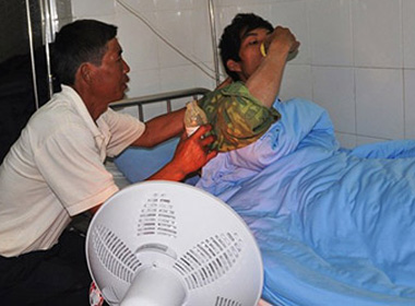 'Chúng tôi vẫn hát dù bị kẹt trong hầm nước giá lạnh'