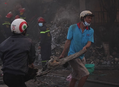 Cháy kho phế liệu: Nhóm công nhân chạy thoát thân khỏi biển lửa