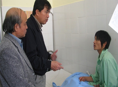Thứ trưởng Bộ Xây dựng Lê Quang Hùng và Giám đốc Sở Xây dựng Lâm Đồng đến thăm, hỏi, tặng quà các nạn nhân    