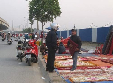 Đỗ xe dưới lòng đường, vỉa hè sai quy định để mua hàng hóa sẽ bị xử phạt. Ảnh chụp trên đường Phạm Hùng (Hà Nội)