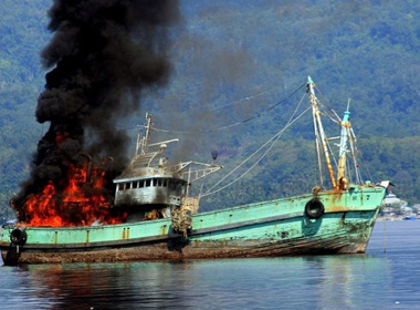 Indonesia cho nổ tung tàu cá nước ngoài đánh bắt trái phép