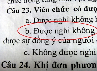 Đáp án b là đáp án đúng, chữ in có dấu răng cưa rất dễ phân biệt