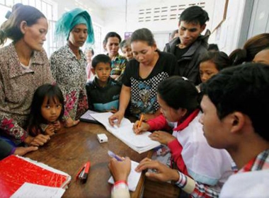 Người dân làng Rokar đi đăng ký xét nghiệm HIV 