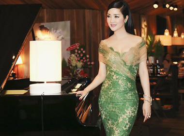 Hoa hậu Giáng My cùng bạn bè tổ chức noel sớm