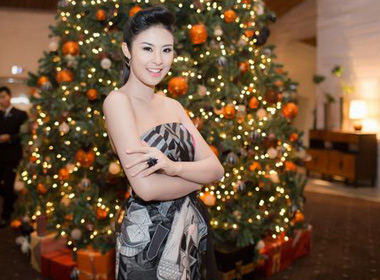 Hoa hậu Ngọc Hân vai trần gợi cảm đón Giáng sinh