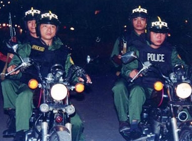 Cảnh sát hình sự hóa trang xuống đường trong đêm Noel 