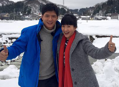 Vợ chồng Bình Minh 'hâm nóng' tình cảm giữa tuyết trắng