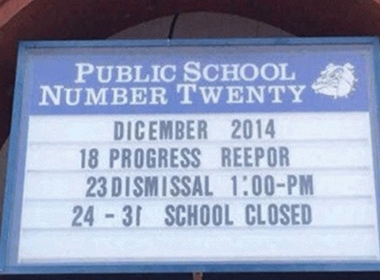 Tấm bảng mắc lỗi chính tả được treo ngay trước cổng trường tiểu học.