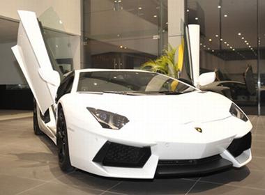 Chiếc Lamborghini Aventador chính hãng màu trắng tinh khôi đã về Việt Nam