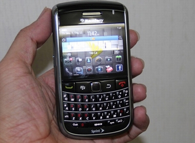 Blackberry 9650 hút người dùng nhờ giá bình dân