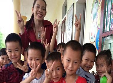 Cô Đỗ Thị Thu Hà và học sinh Trường mầm non Sơn Kim 1