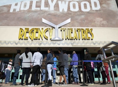 Khán giả xếp hàng mua vé xem The Interview tại một rạp ở Los Angeles 