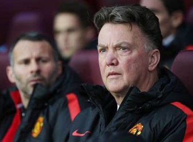 Vì sao Van Gaal luôn ngồi lì trên băng ghế chỉ đạo?