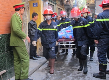 Lực lượng chữa cháy đưa thi thể nạn nhân ra ngoài