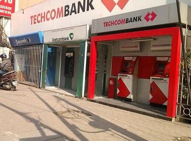 Cô gái mất xe tay ga khi đứng rút tiền ở cột ATM