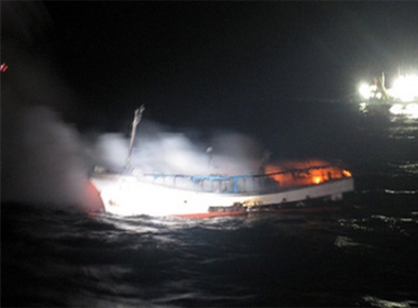 Hai người chết và 4 người mất tích khi tàu cá Munseong bốc cháy