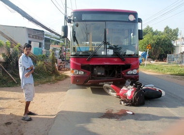 Phóng nhanh xe máy anh Hưng đối đầu với xe buýt khiến anh nguy kịch