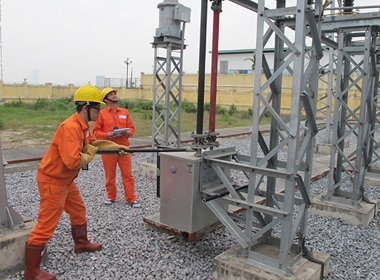 Công nhân EVN vận hành trạm biến áp để cung ứng điện cho Hà Nội 