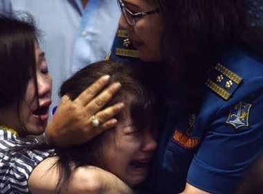 Người nhà nạn nhân đau khổ khi nghe tin dữ vụ máy bay AirAsia A320