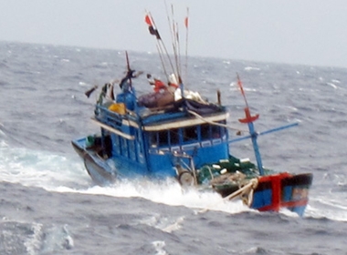 Tàu cá Cà Mau bị tàu lạ dùng súng tấn công, 2 người bị thương (Ảnh minh họa)