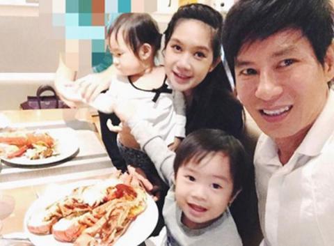 Bà xã Lý Hải đẹp rạng rỡ lần đầu lộ diện sau một tuần sinh con thứ ba