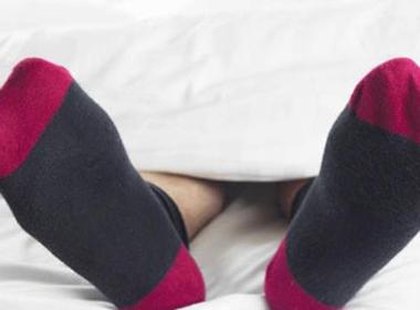 Đừng xỏ tất đi ngủ, rất hại sức khỏe