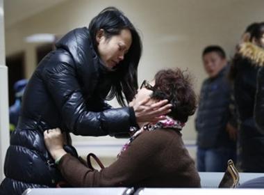 Người thân lo lắng tại bệnh viện Thượng Hải