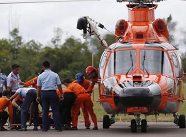 Các nhân viên cứu hộ Indonesia chuyển thi thể một nạn nhân máy bay QZ8501