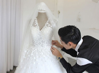 Hé lộ váy cưới đính hơn 3000 viên pha lê của Tâm Tít