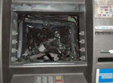 Trộm phá tung máy ATM, 'cuỗm' 900 triệu đồng