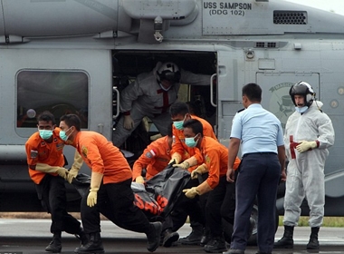 Hiểm họa từ các tử thi QZ8501 đang phân hủy