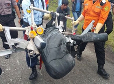 Trục vớt 37 thi thể nạn nhân chuyến bay QZ8501