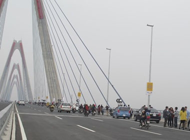 Hà Nội: Bát nháo giao thông trên cầu Nhật Tân