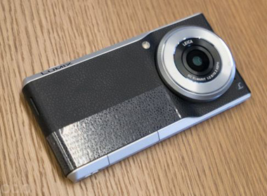 Điện thoại chụp ảnh Panasonic Lumix CM1 giá hơn 21 triệu đồng