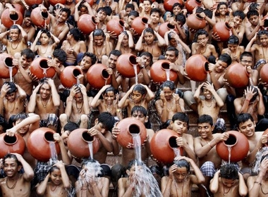 24h qua ảnh: Sinh viên tham gia nghi lễ tắm tập thể ở Ấn Độ