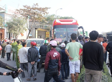 Lực lượng chức năng cùng hàng trăm người dân hiếu kì vây lấy chiếc xe nghi chở gỗ lậu