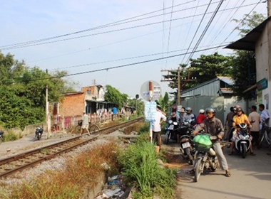 Chồng hoảng hốt nhìn vợ tử vong dưới gầm tàu hỏa