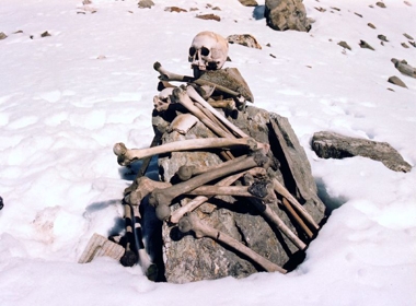 Cứ vào mùa xuân hàng năm, hàng trăm bộ xương người lại hiện ra giữa lòng hồ Roopkund trên đỉnh Himalaya