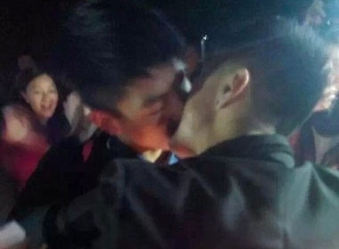 Xôn xao màn tỏ tình lãng mạn của cặp đồng tính Trung Quốc