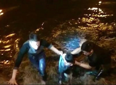 Hai cảnh sát hình sự xuống sông khống chế đưa thanh niên lên bờ