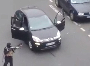 Tay súng trẻ nhất trong vụ xả súng ở Paris ra đầu thú cảnh sát
