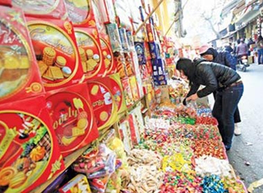 Ngồn ngộn bánh kẹo ngoại tại Hà Nội dịp giáp Tết