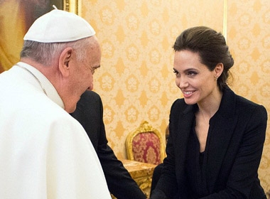 Angelina Jolie diện kiến Đức giáo hoàng